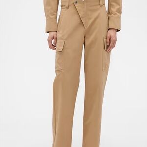 Wide-Leg Cargo Pants in Tan